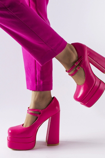 Pink Chouinard pumps med...