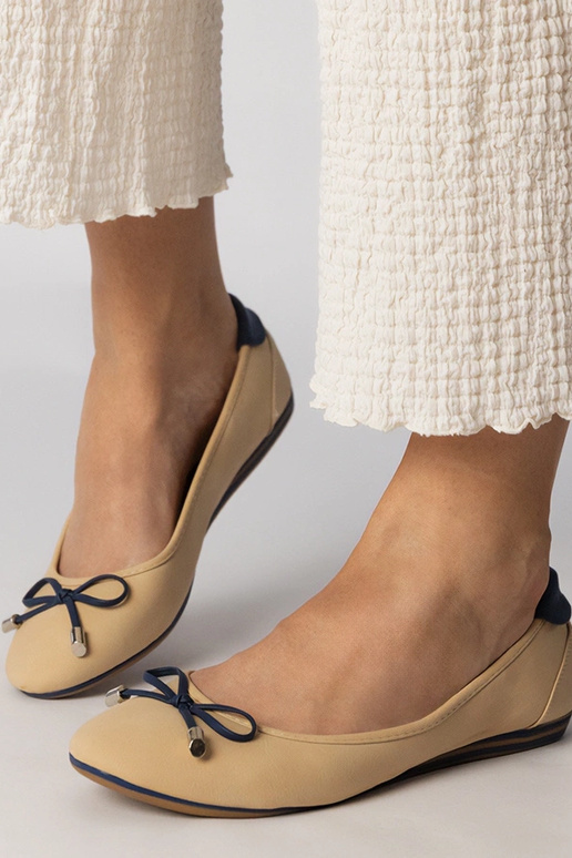 Beige schoenen versierd met strik,...