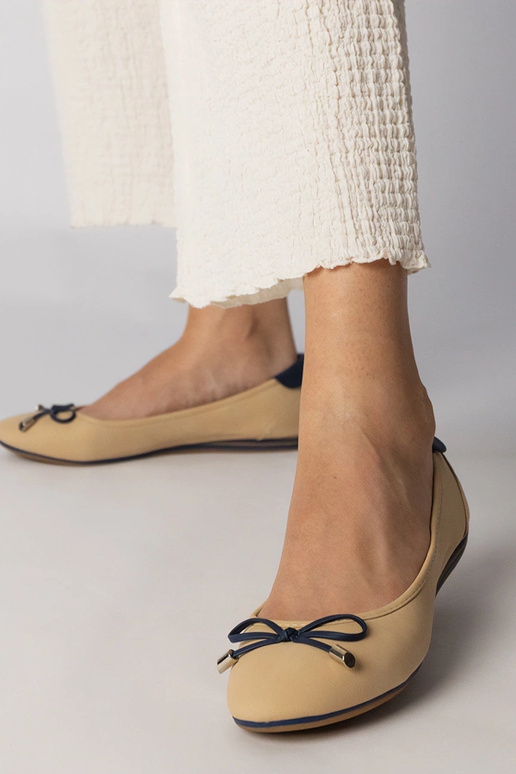 Beige schoenen versierd met strik,...