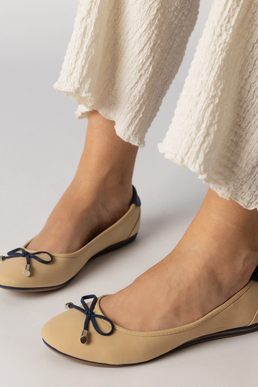 Beige schoenen versierd met strik,...