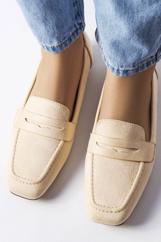 Zandkleurige schoenen van kunstsuède...