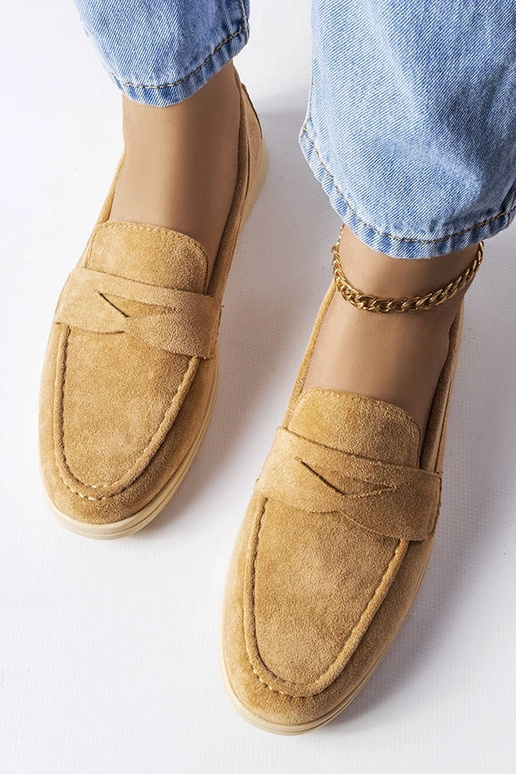 Zandkleurige schoenen van kunstsuède...