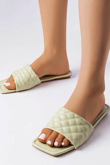 Grønne elegante Labrie quiltede flip-flops