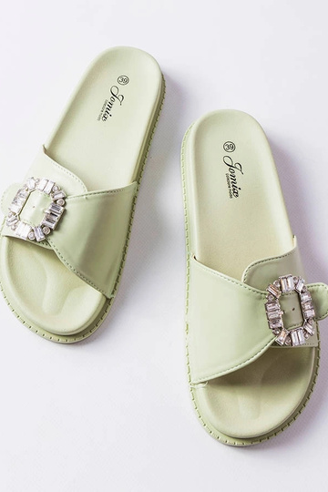 Grønne flip-flops dekoreret med Griegsvei zirkoner 2