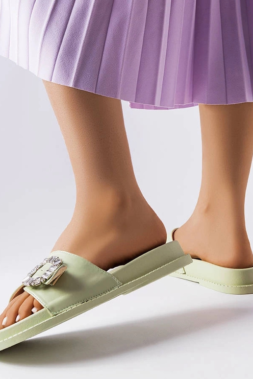 Grønne flip-flops dekoreret med...