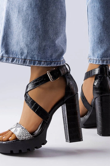 Hvide sandaler med...