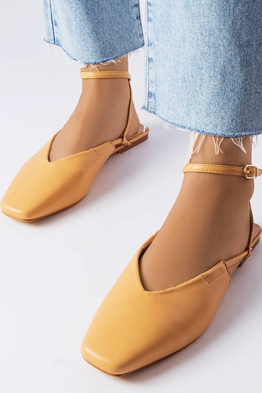 Beige sandaler med lukket tå Jehova