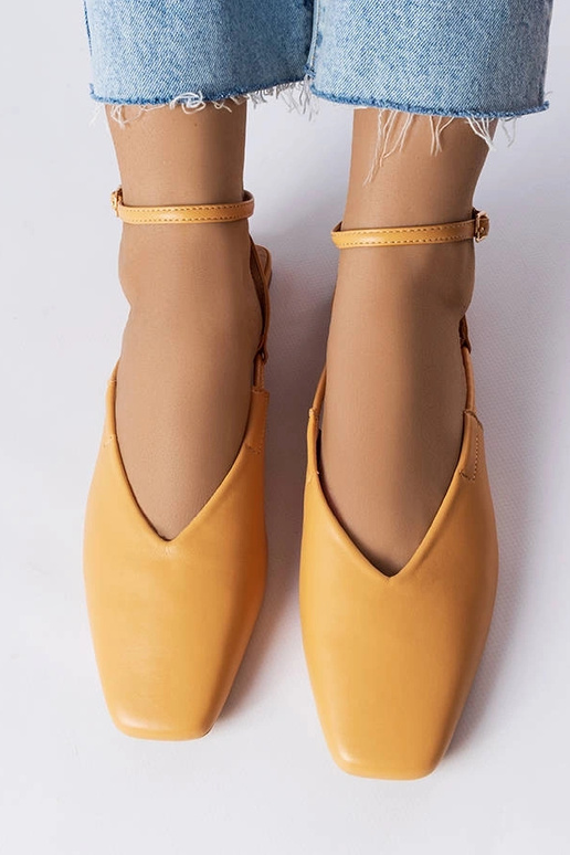 Beige sandaler med lukket tå Jehova