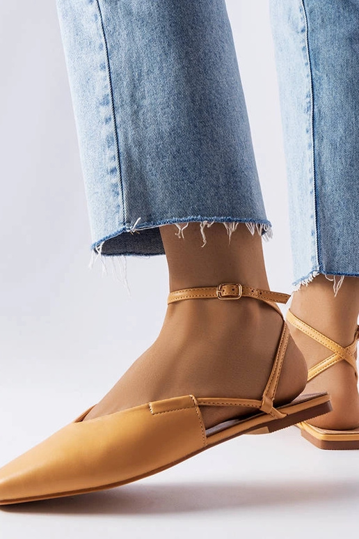 Beige sandaler med lukket tå Jehova