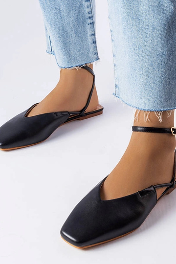 Sorte lukkede tåsandaler...