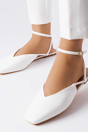 Hvide sandaler med lukket...