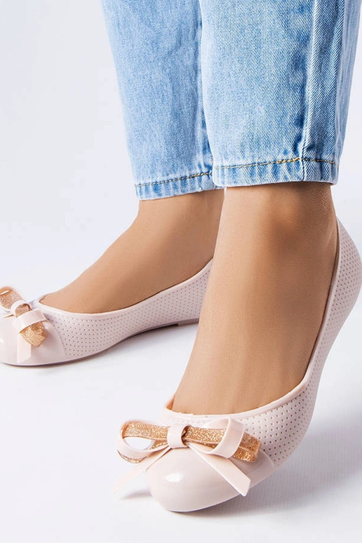 Beige balletlejligheder dekoreret med... Beige balletlejligheder dekoreret med...