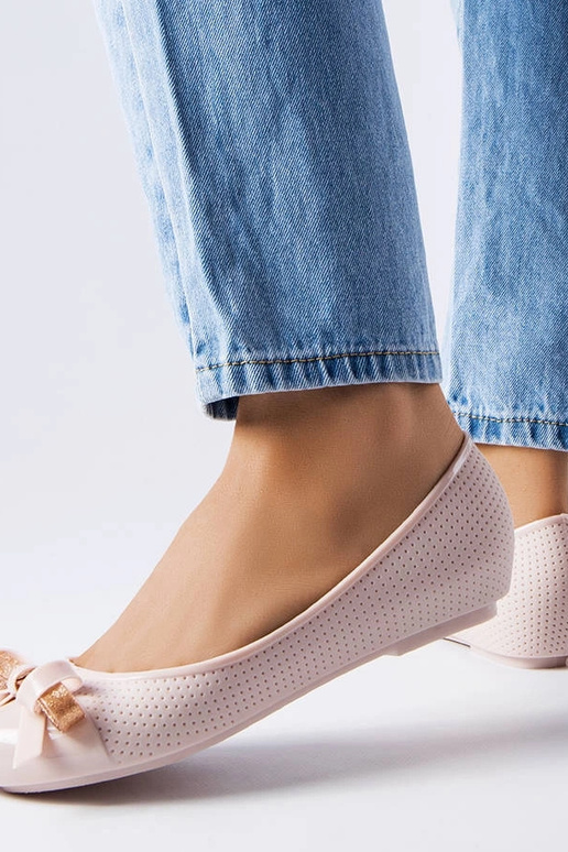 Beige balletlejligheder dekoreret med... Beige balletlejligheder dekoreret med...