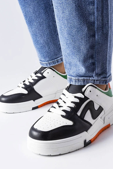 Sorte og hvide sko med en...