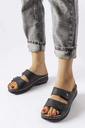 Zwarte slippers op lage...