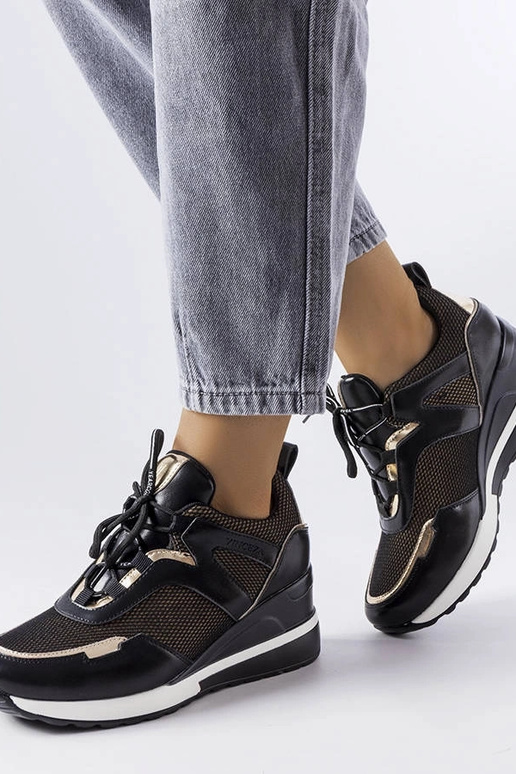 Zwart-gouden sportschoenen op... Zwart-gouden sportschoenen op...