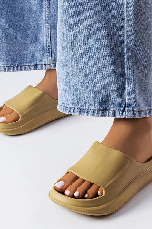 Zandkleurige rubberen slippers,...