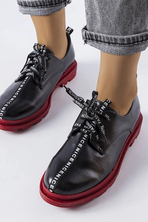 Sorte halvstøvler med kontrastsål... Sorte halvstøvler med kontrastsål...