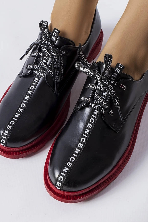 Sorte halvstøvler med kontrastsål... Sorte halvstøvler med kontrastsål...