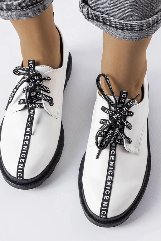 Hvide halvstøvler med kontrastsål... Hvide halvstøvler med kontrastsål...