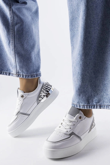 Hvide sneakers på Tooele platformen