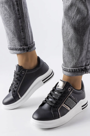 Sorte sneakers dekoreret med Xarles zirkoner