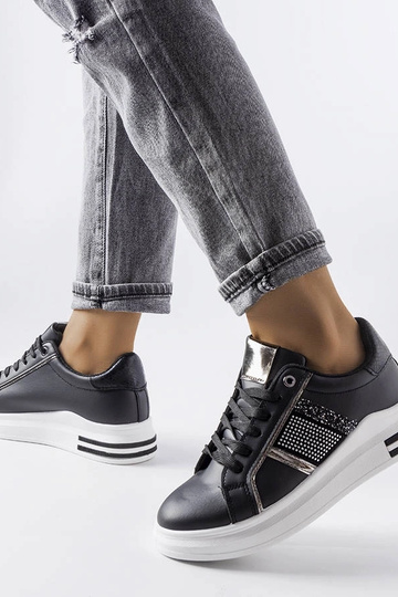 Sorte sneakers dekoreret med Xarles zirkoner 2