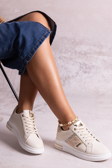 Beige sneakers dekoreret med Xarles zirkoner 2