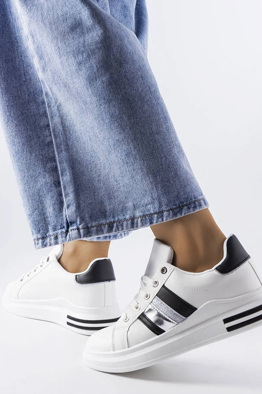 Zwart-witte sportschoenen op...