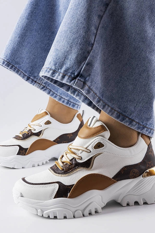 Witte sportschoenen op onregelmatige...