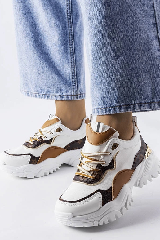 Witte sportschoenen op onregelmatige...