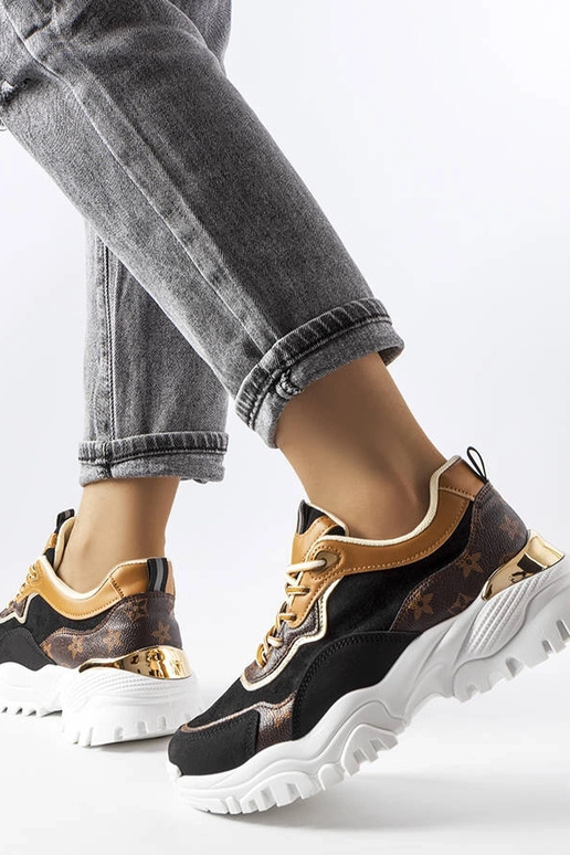 Sorte sneakers med en uregelmæssig... Sorte sneakers med en uregelmæssig...