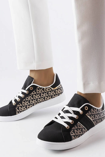 Sorte sneakers dekoreret med Bolduc-monogrammet