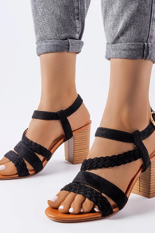 Octave sorte flettede sandaler med rem