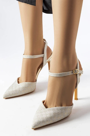 Guld stiletter skinnende i...