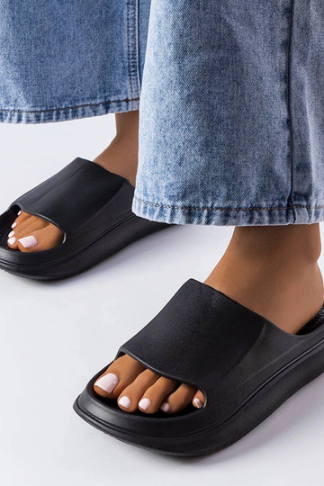 Sorte Labrecque flip flops...