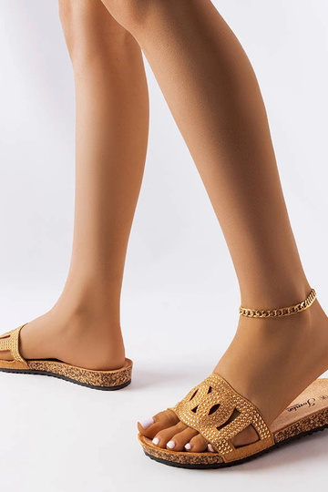 Beige flip-flops dekoreret med Lagacé rhinsten 2