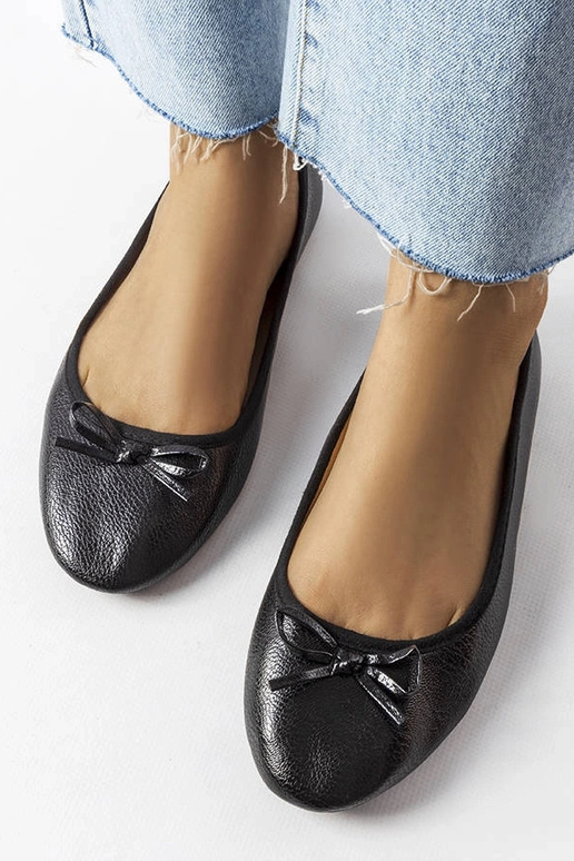 Sorte balletlejligheder dekoreret med...