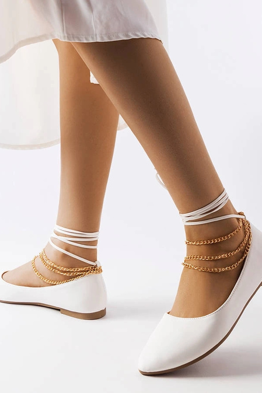 Hvide ballerinaer med dekorativt lås...