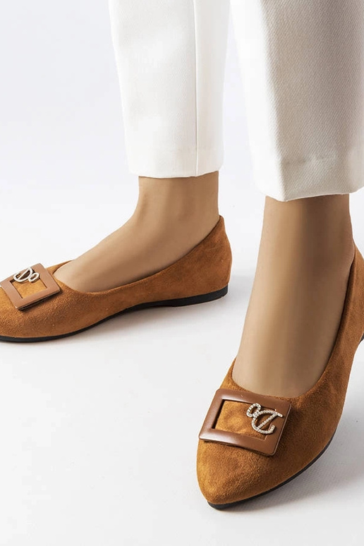 Brune balletlejligheder dekoreret med...