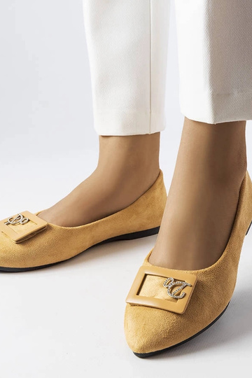Beige balletlejligheder...