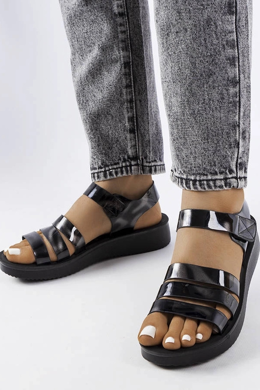 Covillon sorte kile-sandaler i laklæder