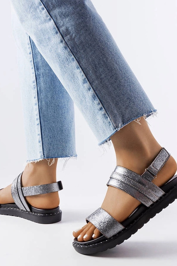 Felicienne grå skinnende sandaler 2