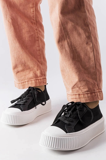 Sorte stof sneakers på Mallus platformen