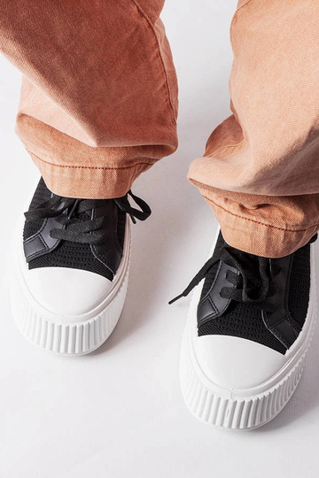 Sorte stof sneakers på... 2