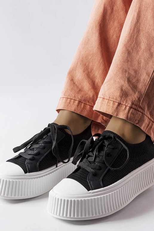 Sorte stof sneakers på Mallus platformen Sorte stof sneakers på Mallus platformen