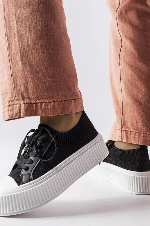 Sorte stof sneakers på Mallus platformen Sorte stof sneakers på Mallus platformen