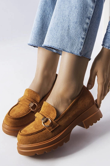 Brune loafers med en massiv... 2