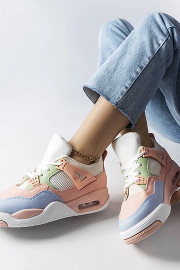 Pink sneakers lavet af... 2