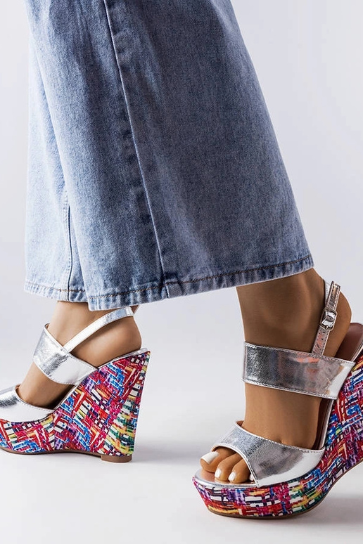 Sølv sandaler med pyntede kiler fra...